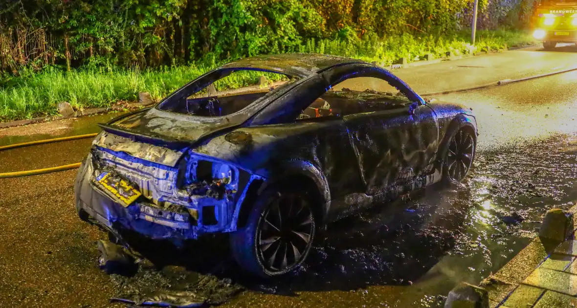 Audi vlamt tijdens rit, inzittenden veilig - Foto 2