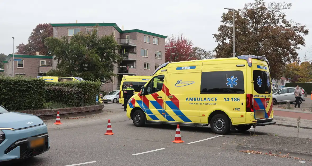 Kop-staartaanrijding tussen drie auto's leidt tot ziekenhuisopname