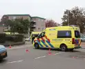 Kop-staartaanrijding tussen drie auto's leidt tot ziekenhuisopname