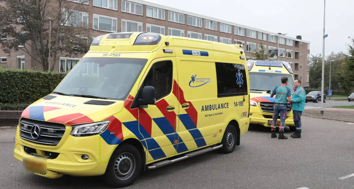Kop-staartaanrijding tussen drie auto's leidt tot ziekenhuisopname - Foto 1