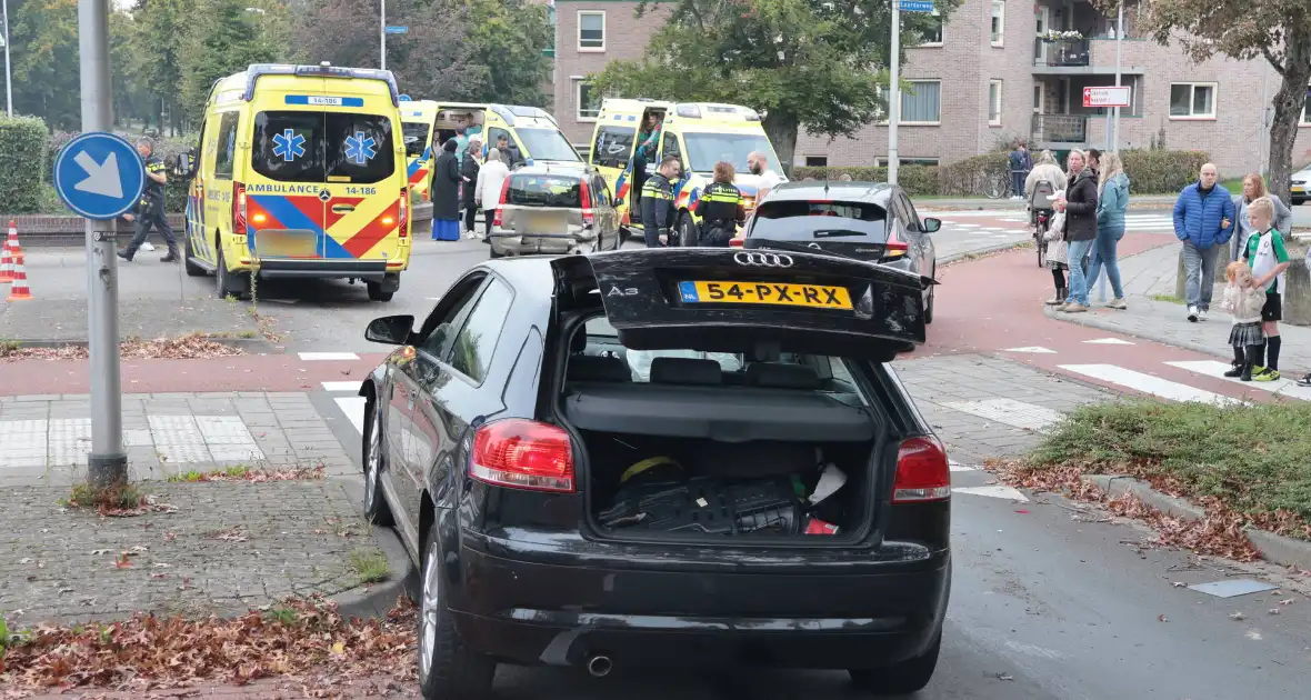Kop-staartaanrijding tussen drie auto's leidt tot ziekenhuisopname - Foto 10
