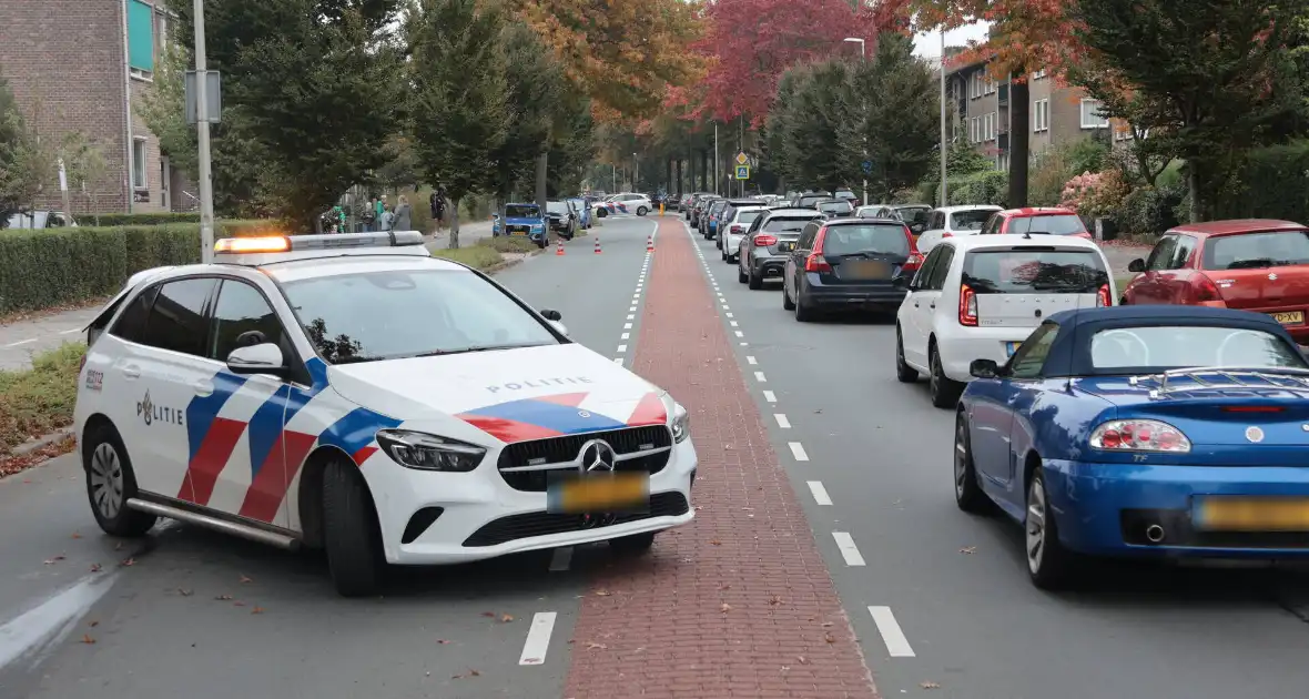 Kop-staartaanrijding tussen drie auto's leidt tot ziekenhuisopname - Foto 11