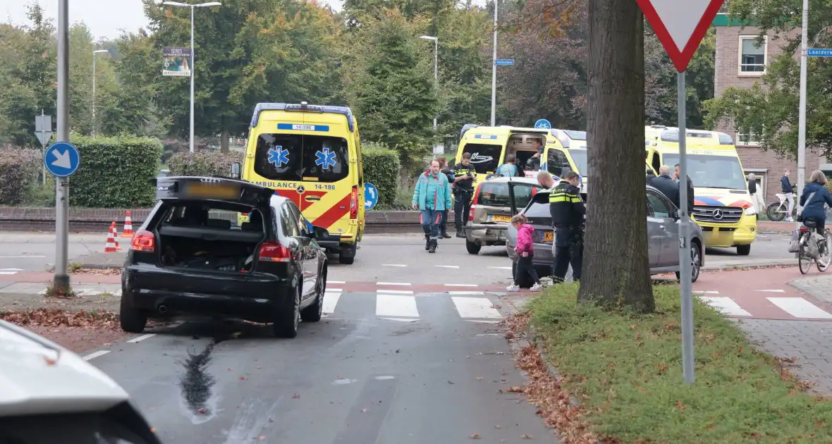 Kop-staartaanrijding tussen drie auto's leidt tot ziekenhuisopname - Foto 3