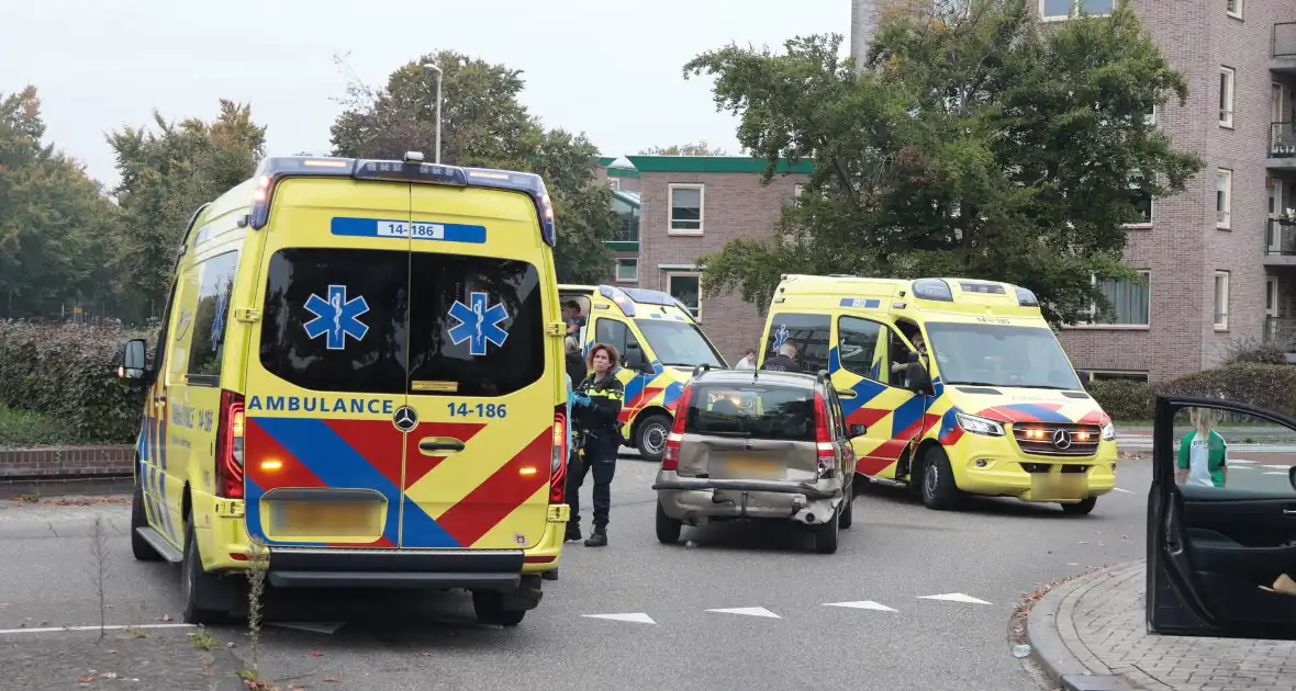 Kop-staartaanrijding tussen drie auto's leidt tot ziekenhuisopname - Foto 4