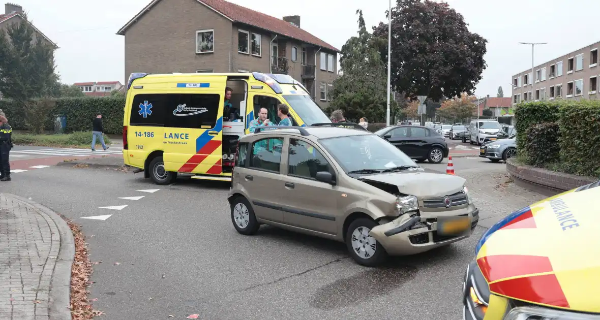 Kop-staartaanrijding tussen drie auto's leidt tot ziekenhuisopname - Foto 5