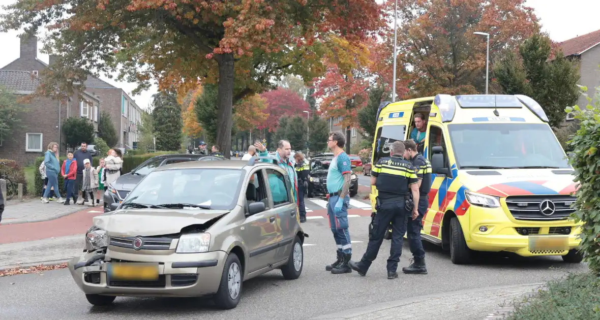 Kop-staartaanrijding tussen drie auto's leidt tot ziekenhuisopname - Foto 6
