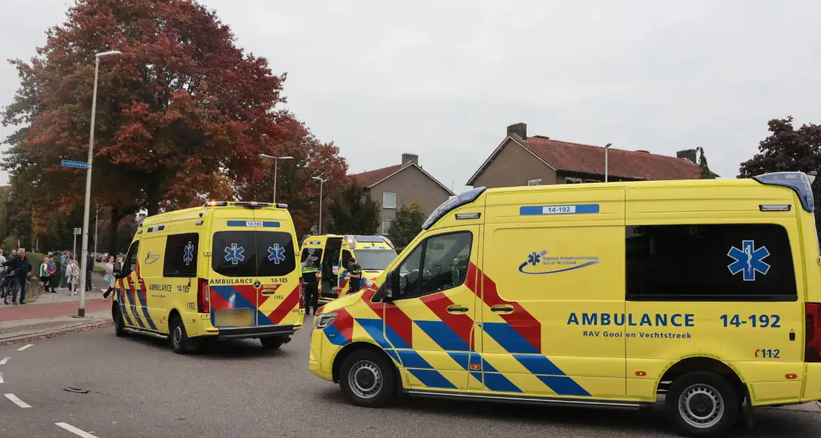 Kop-staartaanrijding tussen drie auto's leidt tot ziekenhuisopname - Foto 7