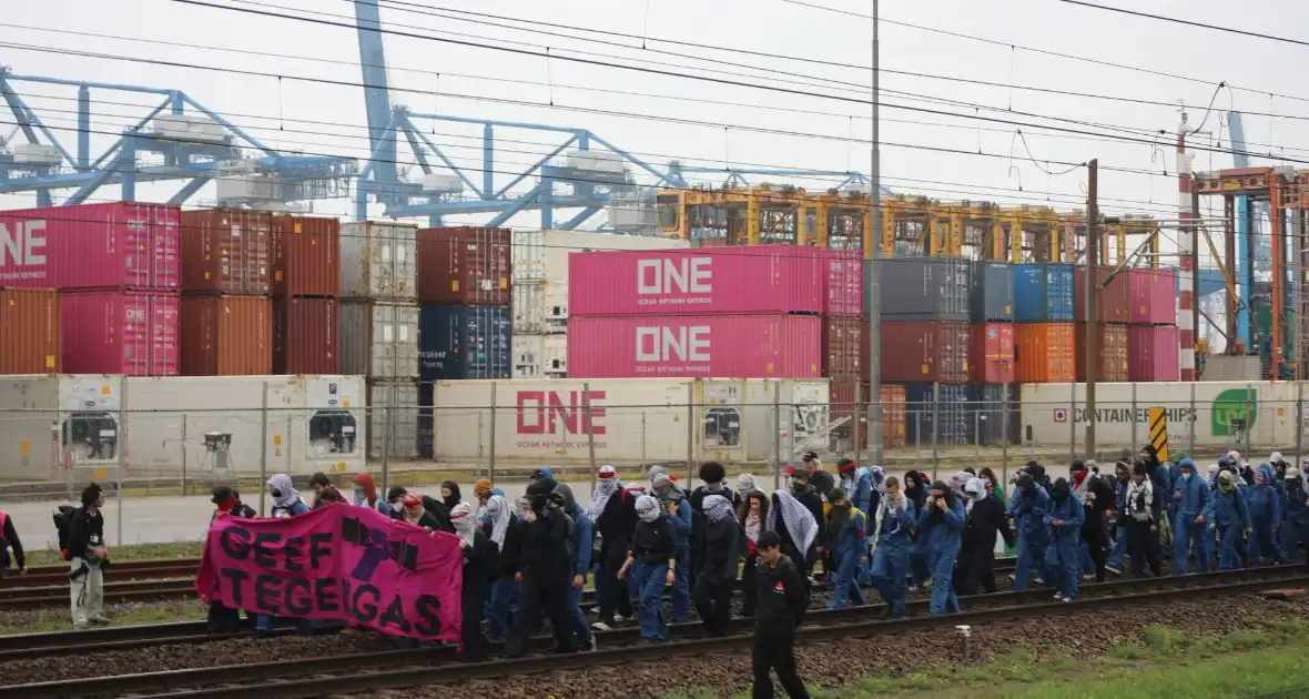Demonstranten bezetten havenspoorlijn