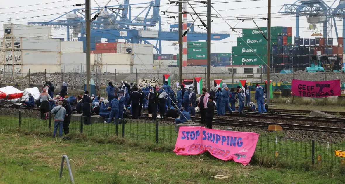 Demonstranten bezetten havenspoorlijn - Foto 1