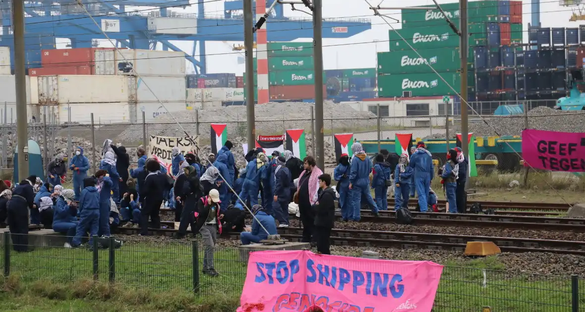 Demonstranten bezetten havenspoorlijn - Foto 2