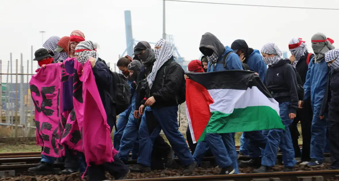 Demonstranten bezetten havenspoorlijn - Foto 3
