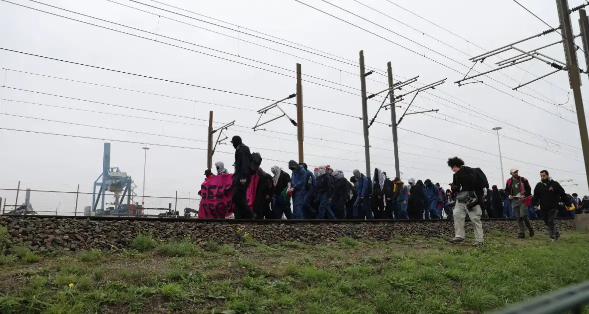 Demonstranten bezetten havenspoorlijn - Foto 4
