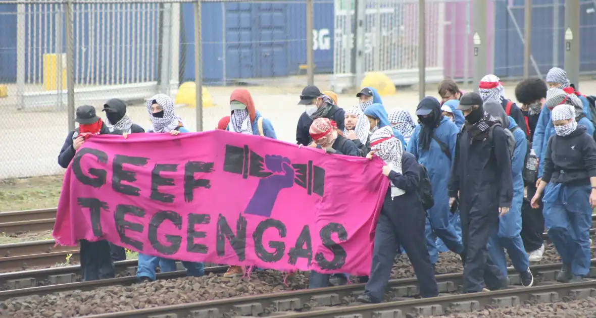 Demonstranten bezetten havenspoorlijn - Foto 5