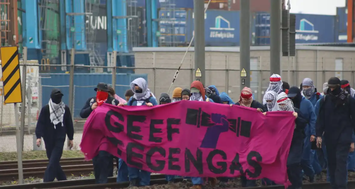 Demonstranten bezetten havenspoorlijn - Foto 6