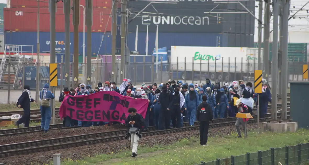 Demonstranten bezetten havenspoorlijn - Foto 7