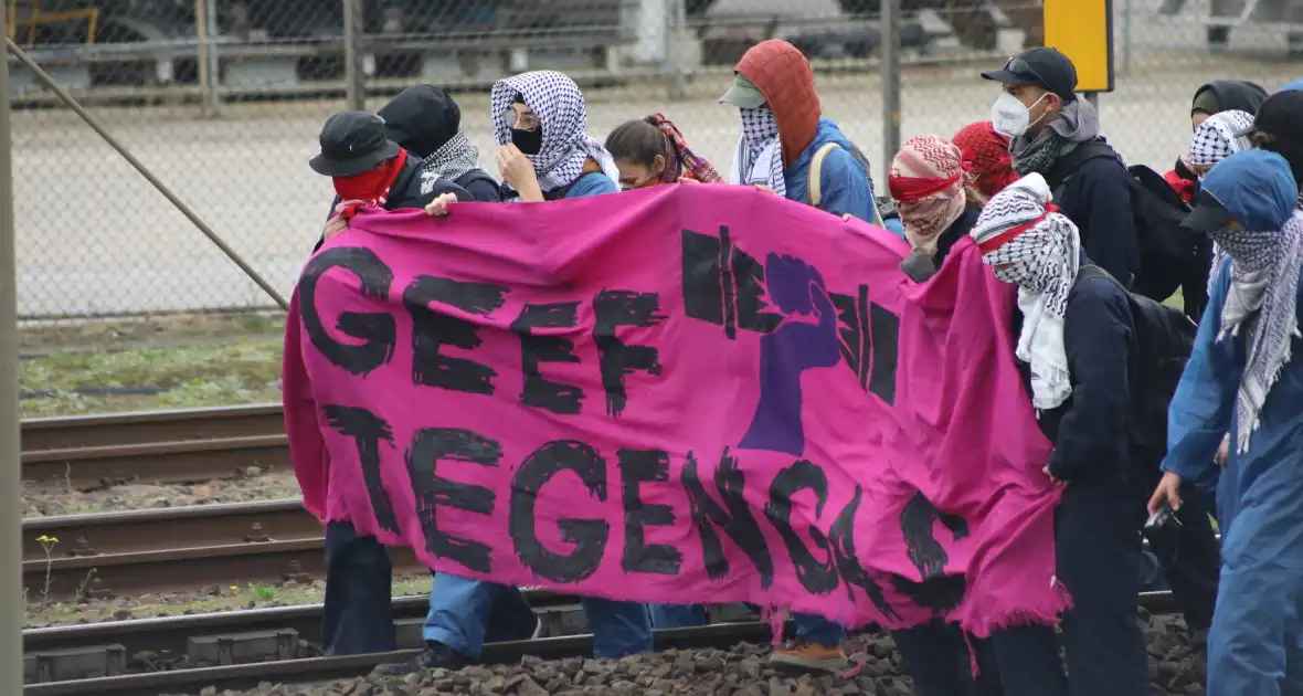 Demonstranten bezetten havenspoorlijn - Foto 8