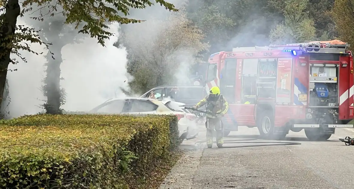 Geparkeerde personenauto gaat in vlammen op