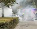 Geparkeerde personenauto gaat in vlammen op