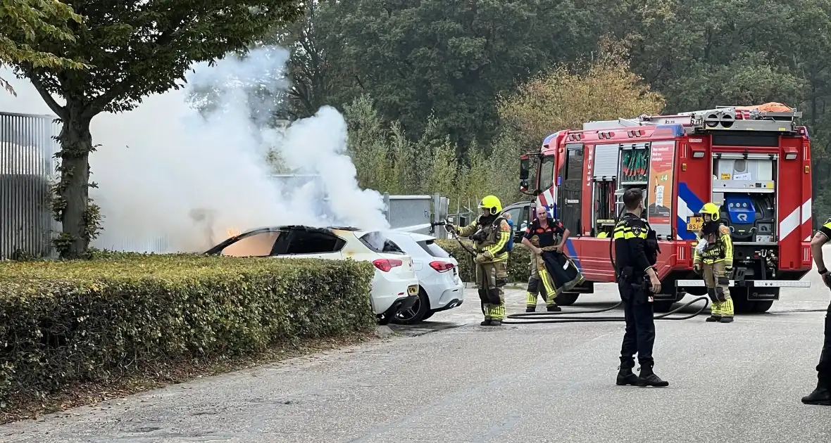 Geparkeerde personenauto gaat in vlammen op - Foto 1