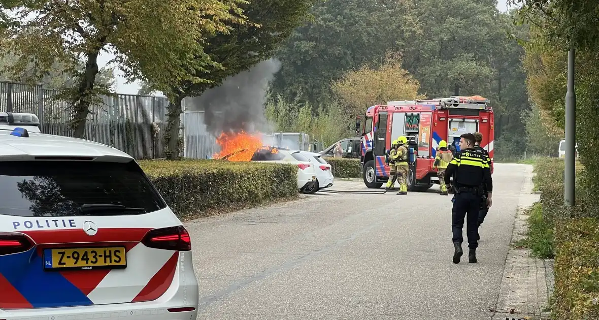 Geparkeerde personenauto gaat in vlammen op - Foto 2