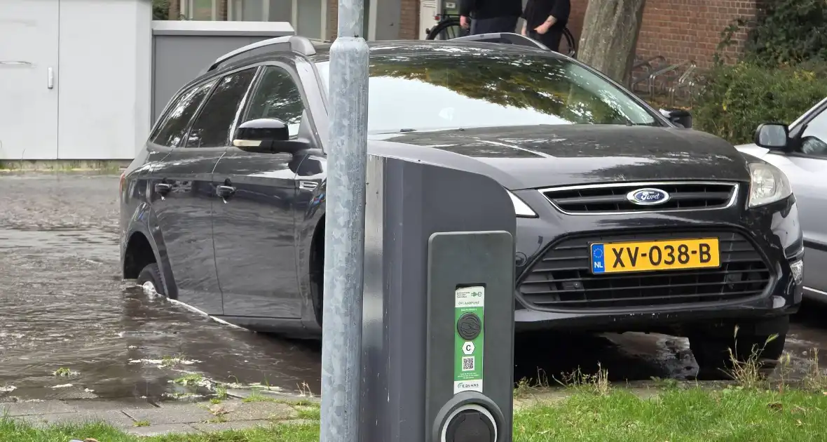 Geparkeerde auto zakt in sinkhole door leidingbreuk