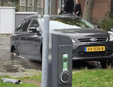 Geparkeerde auto zakt in sinkhole door leidingbreuk