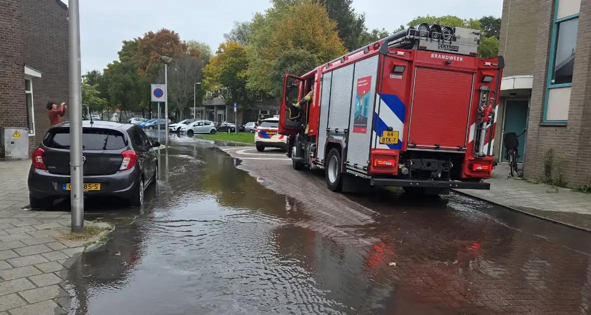 Geparkeerde auto zakt in sinkhole door leidingbreuk - Foto 1