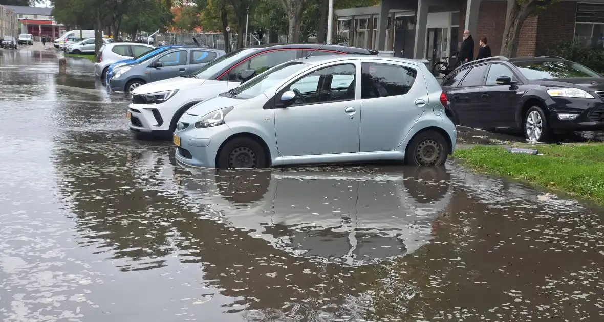 Geparkeerde auto zakt in sinkhole door leidingbreuk - Foto 2