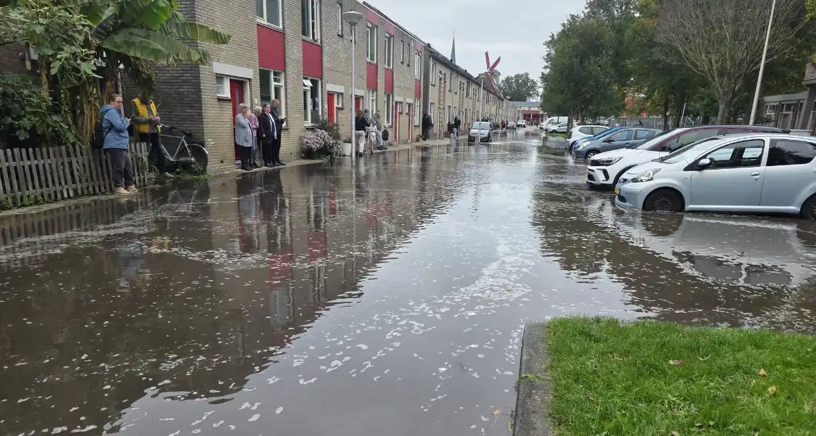 Geparkeerde auto zakt in sinkhole door leidingbreuk - Foto 3