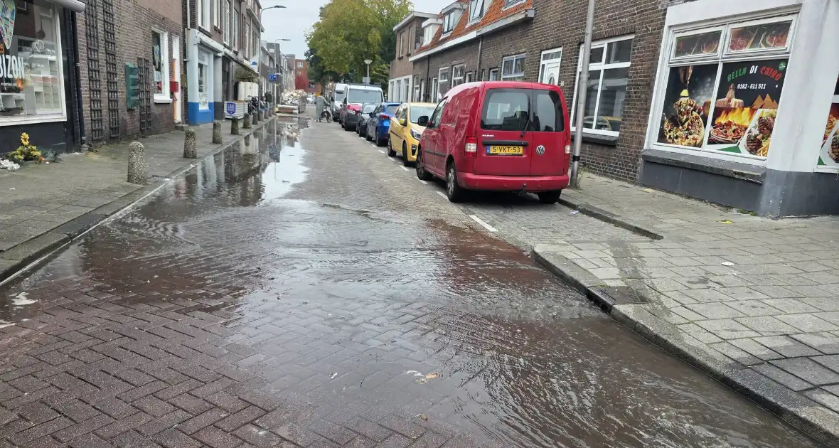 Geparkeerde auto zakt in sinkhole door leidingbreuk - Foto 4