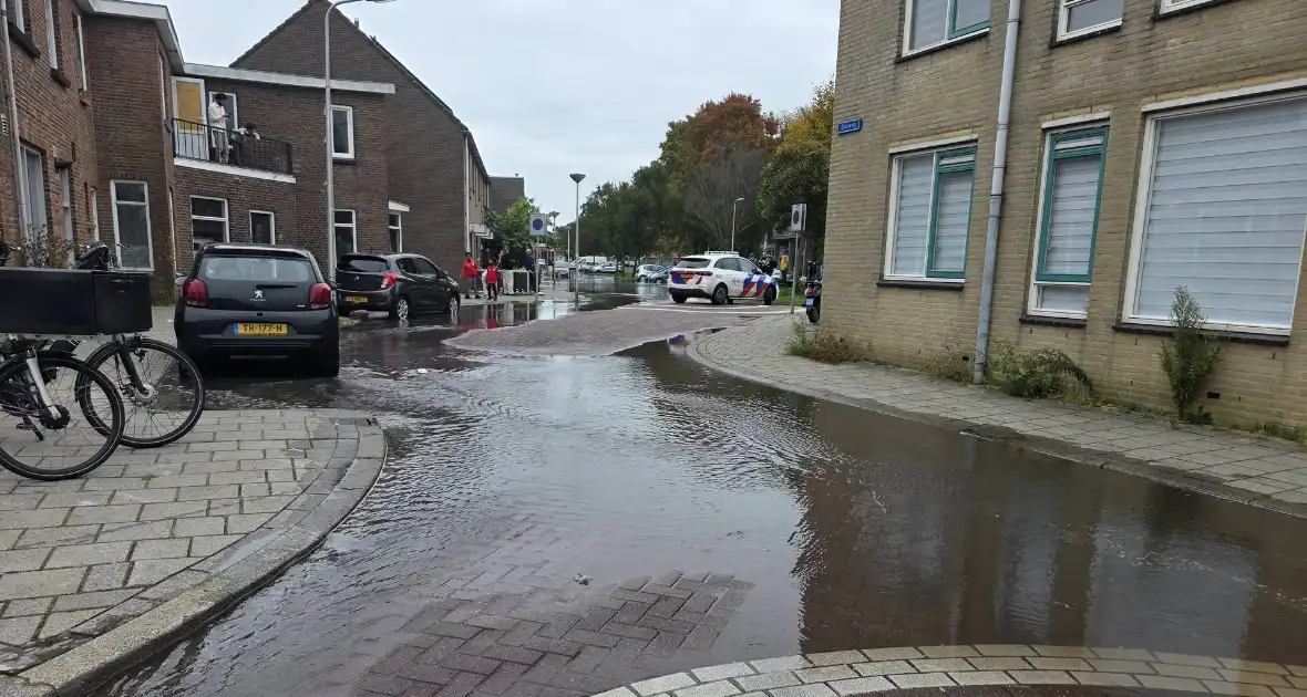 Geparkeerde auto zakt in sinkhole door leidingbreuk - Foto 5