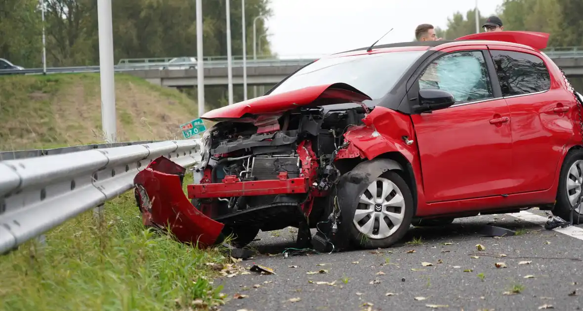 Voertuigen zwaar beschadigd bij ongeval op snelweg - Foto 1