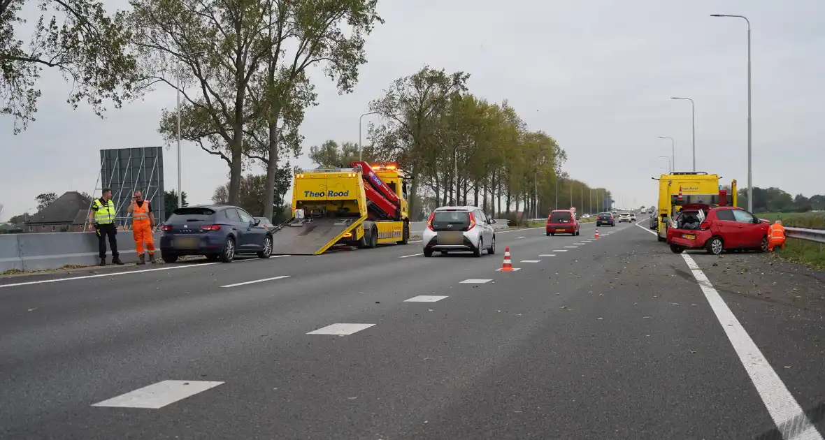 Voertuigen zwaar beschadigd bij ongeval op snelweg - Foto 3