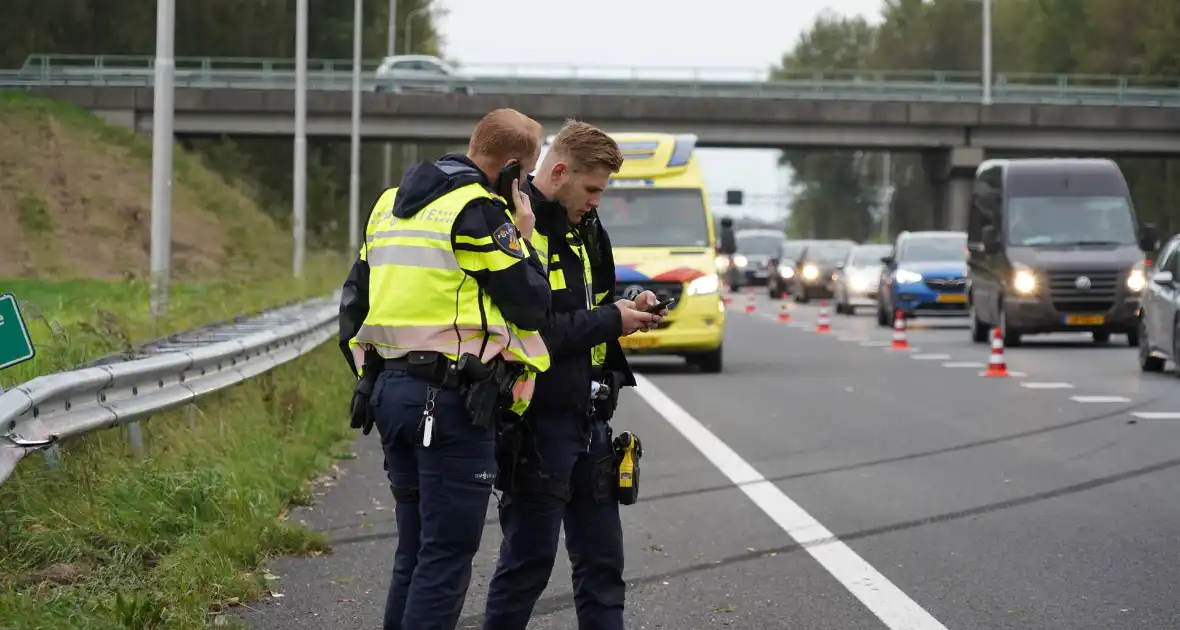 Voertuigen zwaar beschadigd bij ongeval op snelweg - Foto 4