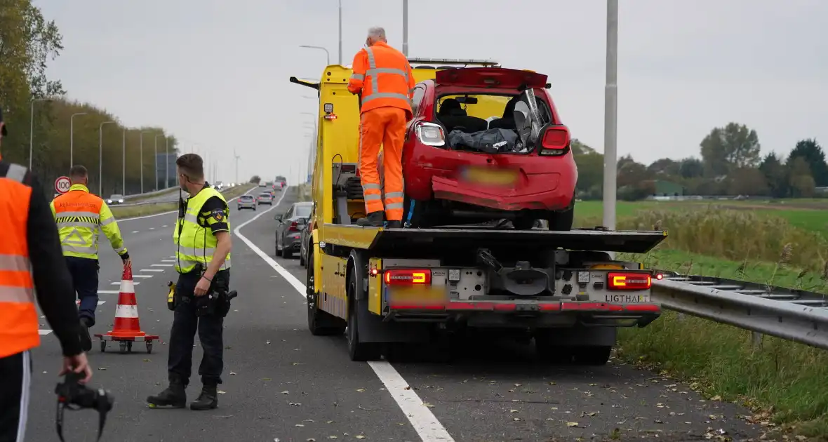 Voertuigen zwaar beschadigd bij ongeval op snelweg - Foto 8