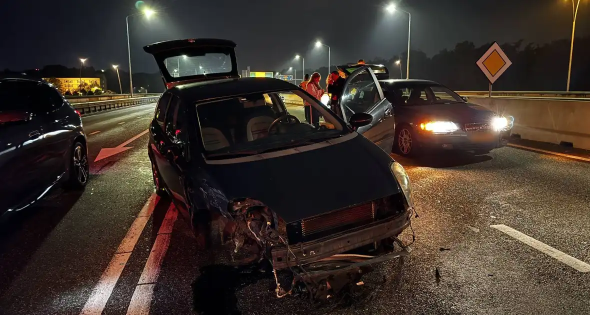 Auto verliest wiel door forse aanrijding - Foto 1
