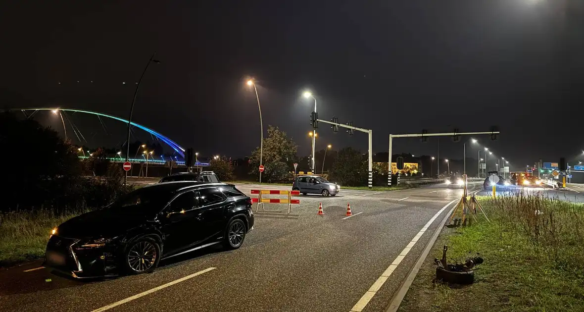 Auto verliest wiel door forse aanrijding - Foto 2