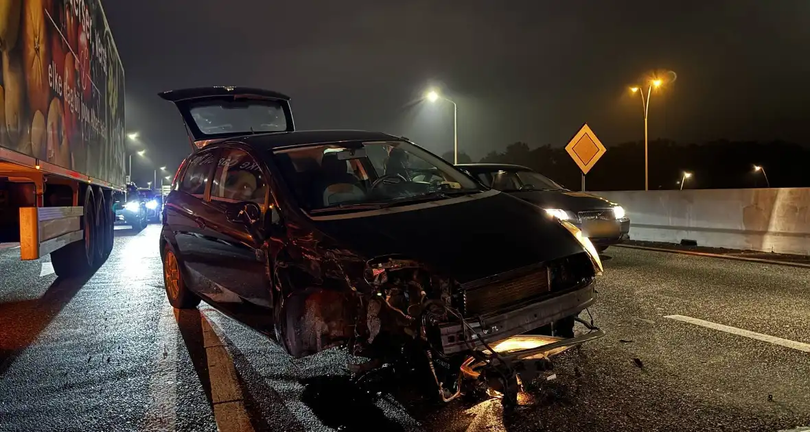 Auto verliest wiel door forse aanrijding - Foto 3