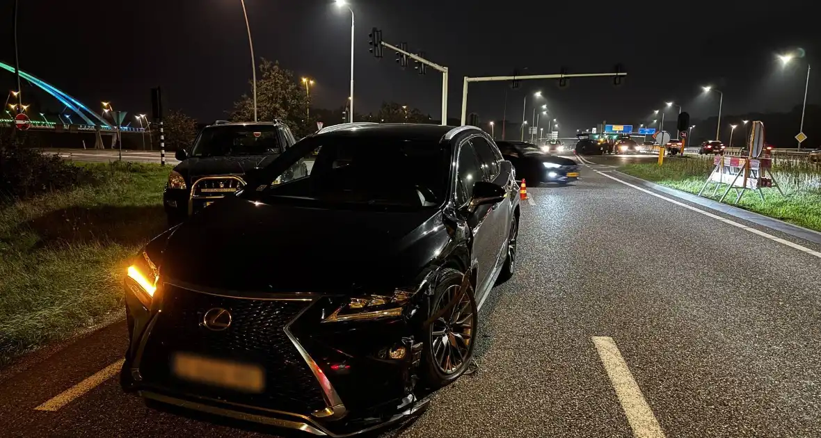 Auto verliest wiel door forse aanrijding - Foto 4