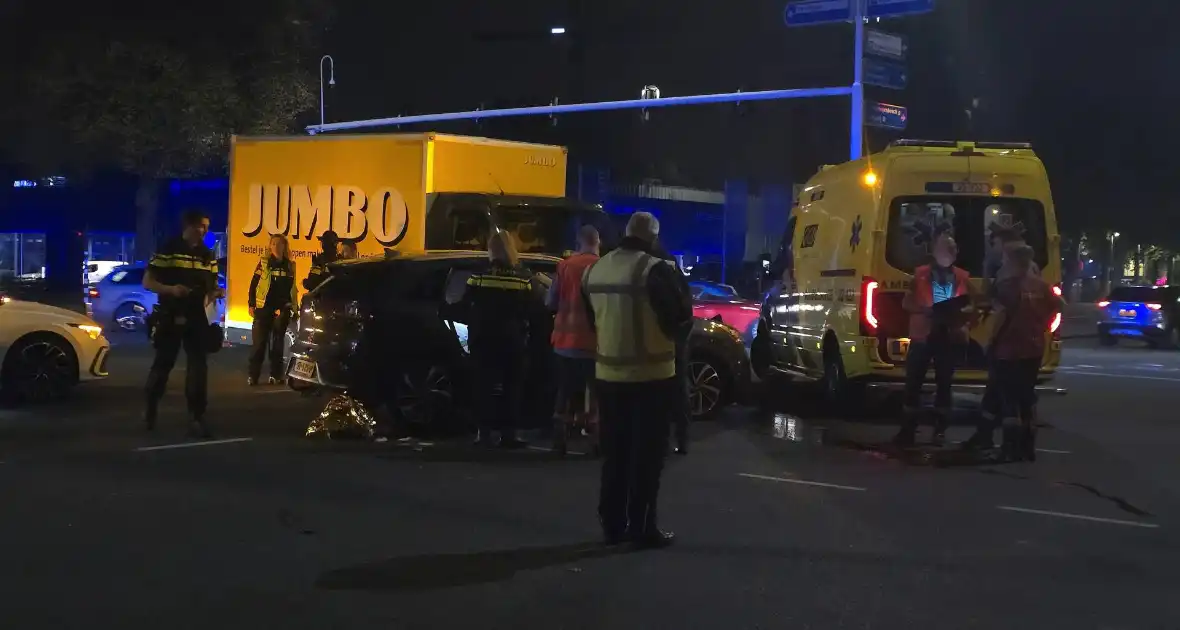 Botsing tussen auto en bus - Foto 1