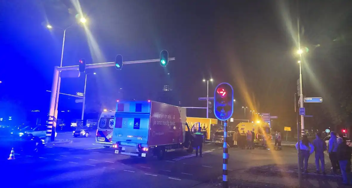 Botsing tussen auto en bus - Foto 2