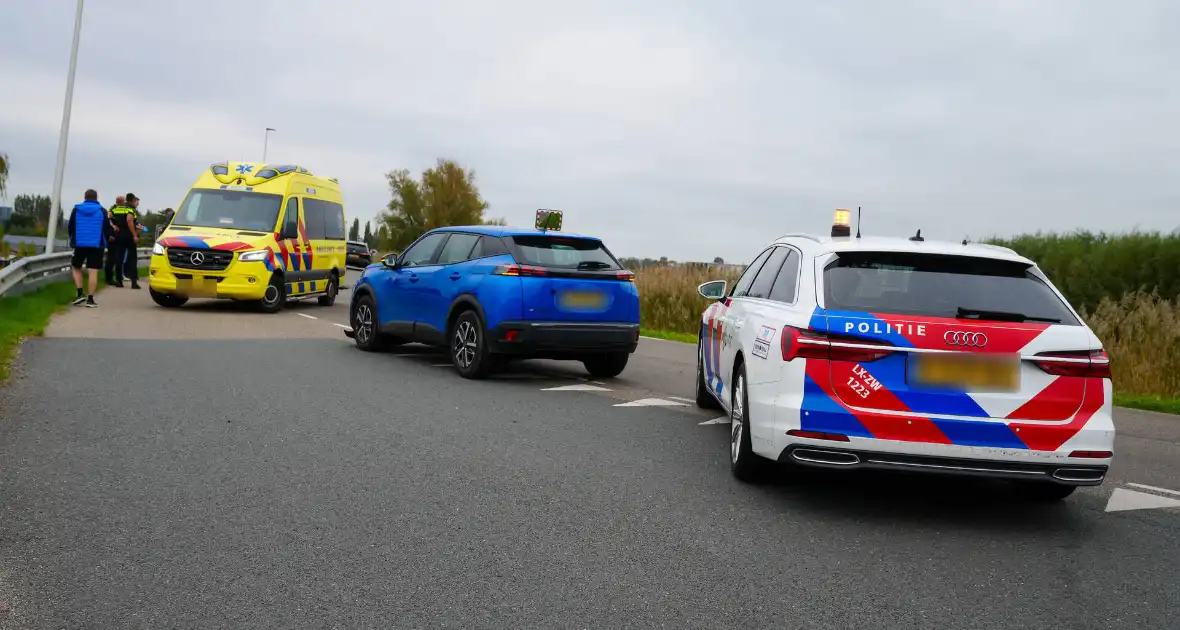 Auto fors ingedeukt bij kop-staartbotsing - Foto 1
