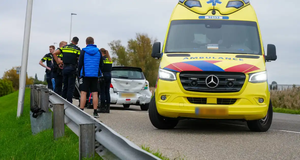 Auto fors ingedeukt bij kop-staartbotsing - Foto 3