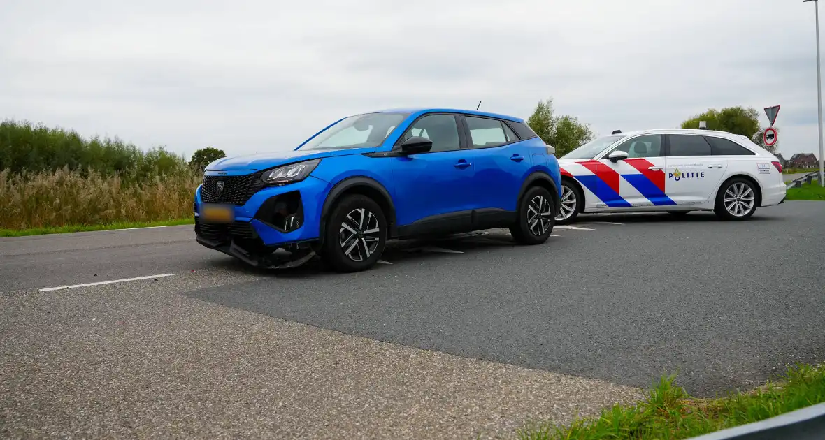 Auto fors ingedeukt bij kop-staartbotsing - Foto 4