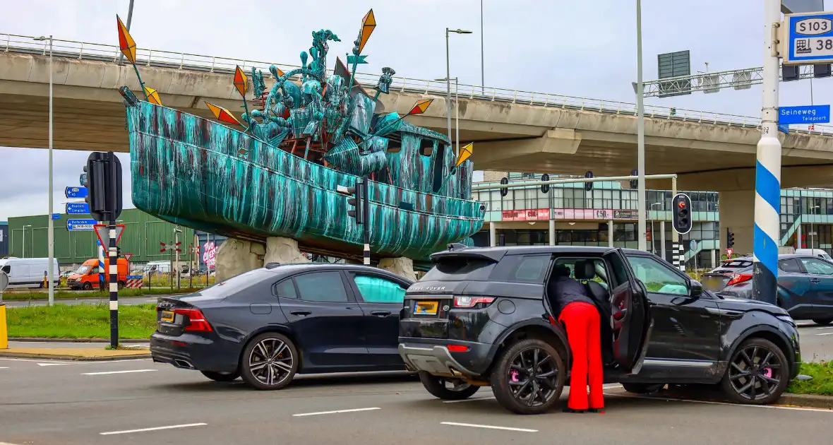 Botsing tussen twee auto's leidt tot schade