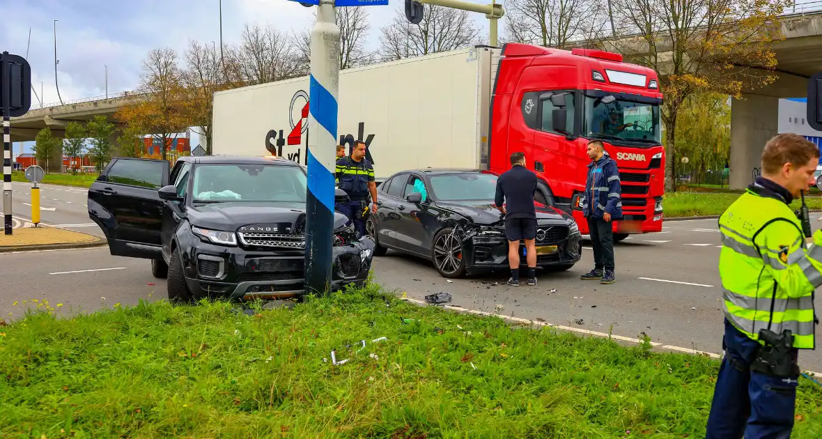 Botsing tussen twee auto's leidt tot schade - Foto 1