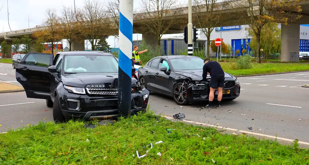 Botsing tussen twee auto's leidt tot schade - Foto 2