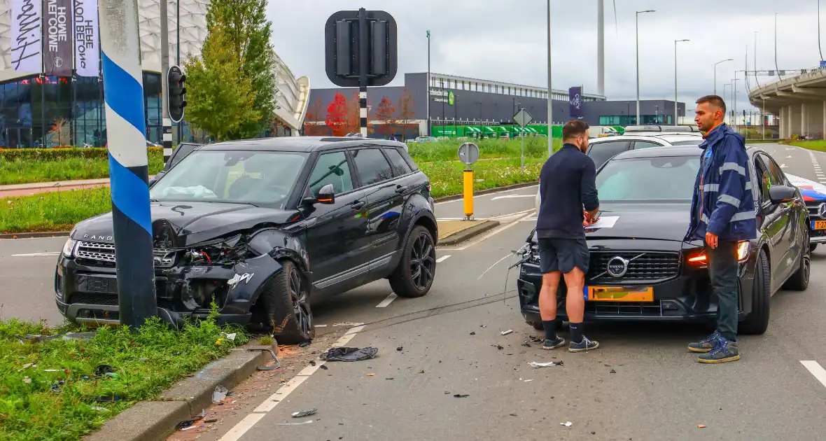 Botsing tussen twee auto's leidt tot schade - Foto 3