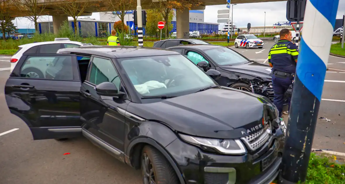 Botsing tussen twee auto's leidt tot schade - Foto 4