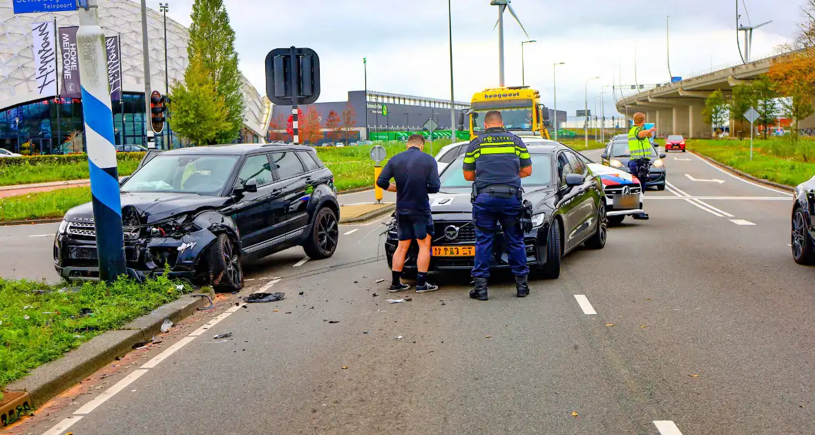 Botsing tussen twee auto's leidt tot schade - Foto 5